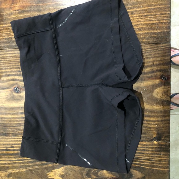 Lululemon Quick Pace Short (2.5") size 4 - Picture 3 of 5